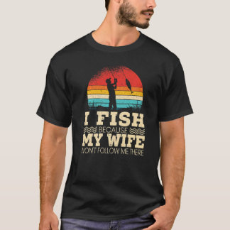 Medan jag fiskar eftersom min fru inte följer mig t shirt