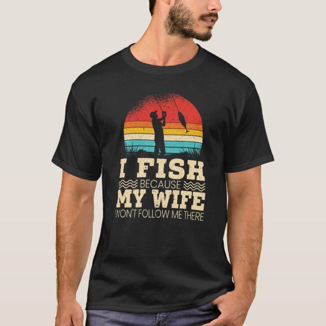 Medan jag fiskar eftersom min fru inte följer mig  t shirt (Framsida)