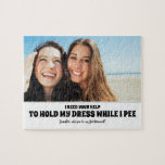 Medan jag Pee - Lusnyt Bridesmaid Frieri Photo Pussel<br><div class="desc">Två kompisar frieri ljuva brudar eller maid of honor pussel: "Jag behöver din hjälp för att hålla klänningen medan jag kissar. Kommer du att bli min brud?"</div>