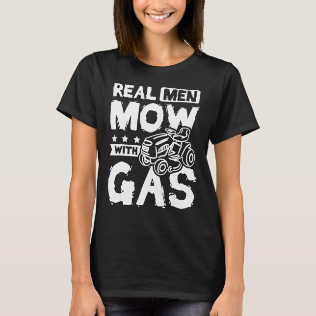 Medans riktiga män klipper med bensin t shirt (Framsida)