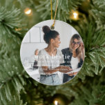 Medarbetare | Sentimental Photo Keepsakjulen Julgransprydnad Keramik<br><div class="desc">Gratulera till kamaraderieandan med vår medarbetare Sentimental Photo Keepie jul Ceramic Ornament! Perfekt för julhelgen. Den här anpassningsbarna är designad för att hedra det speciella bandet mellan dig och din arbetsplats. Anpassa den med ditt favoritfoto tillsammans och skapa ett meningsfullt memorandum som fångar skratten, delade föreställningar och inre skämt som...</div>