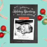 Meddelande från Jul-jul-Baby i Chalkboard<br><div class="desc">Ett val av perfekt för nya föräldrar, detta helgdag-kort, skickar julhälsningar samtidigt som du visar ditt söta nya tillval i det moderna ryska stil med en bakgrund i ritbordet och stil-fotot ram accentuerat med rött pricktejp. Anpassa fronten med baby födelseinformation och baksidan med ett familjefoto och anpassningsbar till din familj...</div>