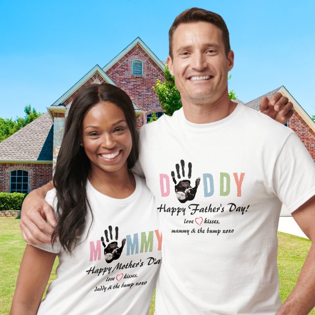 Meddelande från klumpultraljudsundersökning 1:a Fa T Shirt (Message from the Bump Ultrasound 1st Father's Day Baby Palmprint Colorful pastel Colors)