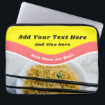 Meddelande om Anpassningsbar av  för Funny Ramen N Laptop Fodral<br><div class="desc">Lägg till ditt eget roliga ordspråk eller personlig-meddelande för att skapa din egen bärbara dator fodral. Den här bärbara sleeven är designad för att se ut som ett paket nudlar med ljusröd gult och grafik ovanför ett foto av nudlar i en skål.</div>