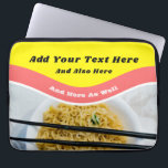 Meddelande om Anpassningsbar av  för Funny Ramen N Laptop Fodral<br><div class="desc">Lägg till ditt eget roliga ordspråk eller personlig-meddelande för att skapa din egen bärbara dator fodral. Den här bärbara sleeven är designad för att se ut som ett paket nudlar med ljusröd gult och grafik ovanför ett foto av nudlar i en skål.</div>