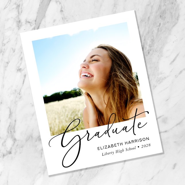Meddelande om budgetskriptfotot Studenten (An elegant photo graduation announcement to celebrate the graduate's achievements)