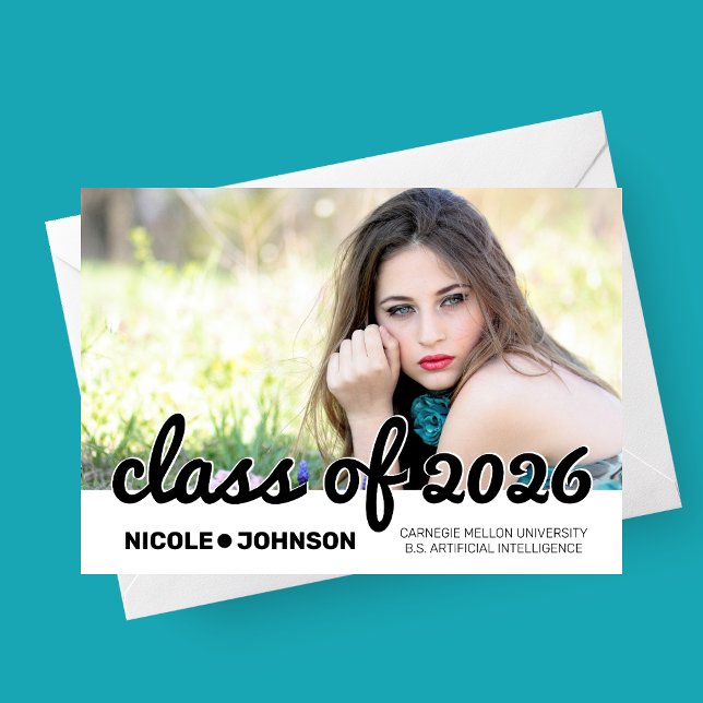 Meddelande om fet skript - fotot Studenten (Bold Classic Class of 2026 Script Photo Graduation Announcement Card)