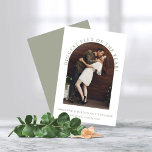 Meddelande om Förlovning för Sage Grönt Arch Photo<br><div class="desc">Modern Förlovning för Arch-foto-meddelande Berätta för dina vänner och nära och kära om årets största Flex - din förlovning med det här kreativet och det unika tillkännagivandet med ditt foto och vårt trendig, snyggt, boho arch. Det här är modern grönt och vit, men färg och typsnitt är lätta att anpassa!...</div>