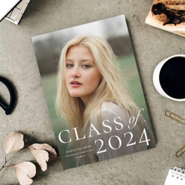 Meddelande om fototyp för elegant Studenten (Elegant typography class of 2024 photo graduation magnetic announcement.)