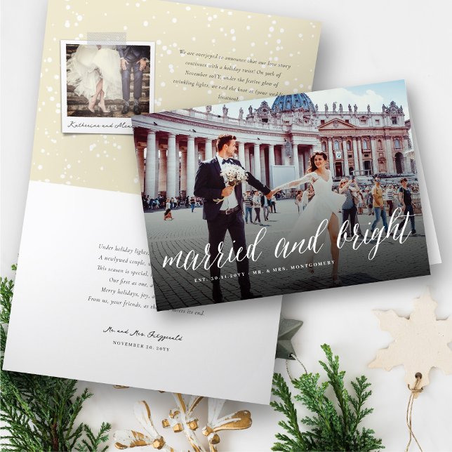 Meddelande om gift och Bright Helgdag Bröllop (Married And Bright Trendy Script Holiday Wedding Announcement Folded Card @ fat_fa_tin)