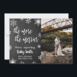 Meddelande om Gravid av fotojul Inbjudningar<br><div class="desc">Gravid av julfotopapper på kartong. Förväntar föräldrar! Modern text med vita bokstäver och typografi "ju mer merrier"-skript med vit snöflingor på ett kort med chalkboard, dina nyheter från lycklig med familj och vänner i julhelgen. Vid baksidan av grått-chalkboard. Du kan anpassa designen genom att ersätta exempeltexten och lodräts foto. 3345...</div>