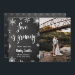 Meddelande om Gravid av fotojul Inbjudningar<br><div class="desc">Gravid av julfotopapper på kartong. Förväntar föräldrar! Modern,  vit,  stavad typografi "Kärlek växer" med vit snöflingor på ett kort för att  dina lycklig-nyheter med familj och vänner i julhelgen. Vid baksidan av grått-chalkboard. Du kan anpassa designen genom att ersätta exempeltexten och lodräts foto. 3345</div>