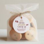 Meddelande om Gravid av julMiracle Runt Klistermärke<br><div class="desc">dina glädjande nyheter med festfläsk med hjälp av julklappen Miracle Gravid Announcement Classic Round Sticker. Den här charmerande etiketten är perfekten för att lägga till en personlig beröring till dina helgdag, presentkort eller knappar. Den här klisterlappen har en fin juldesign och förvandlar vanliga saker till minnesvärda, personlig-symboliska bilder av dina...</div>