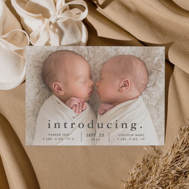 Meddelande om minsta antal två foto-födelsetal i b (Simple typography twins baby birth announcement.)