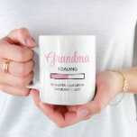 Meddelande om rosa Grandma Loading Gravid Kaffemugg<br><div class="desc">Denna förtjusande rosa och vita farmafékaffe mugg är perfekt att överraska henne med ert tillkännagivande om gravid. Det är en underbar idé för mormor-att-vara-vem-kärlek-tekniken är.</div>