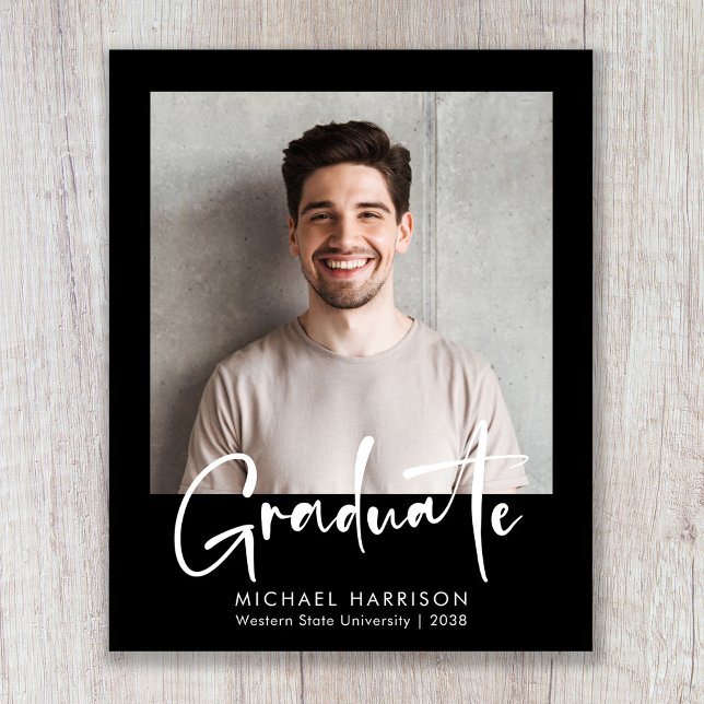 Meddelande om Studenten för fet fotopatecken (Budget White Script Photo Graduation Announcement)