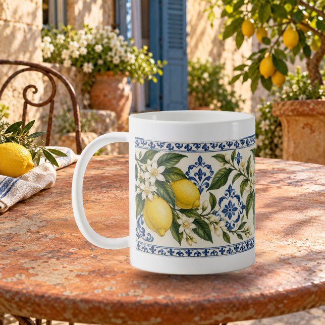 Medelhavet Citronlund Botanisk Kakel Mugg (Mediterranean Lemon Grove Botanical Tile Mug — refined lighting and contact shadows. Digital lifestyle preview.)