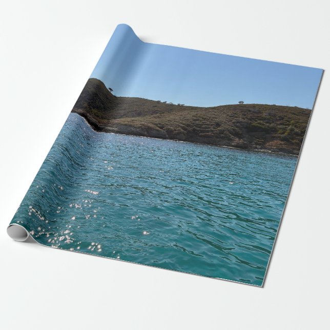 Medelhavet med gräsbevuxen kulle  presentpapper (Utrullad)
