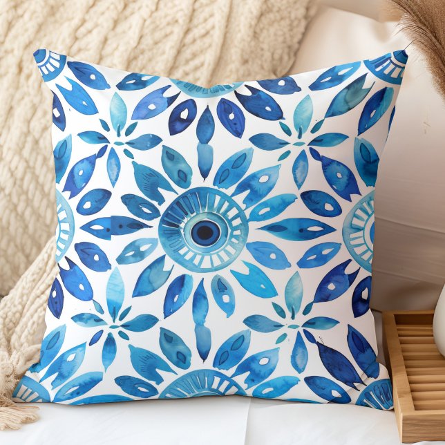 Medelhavet Vattenfärg Blå Kakel Mönster Kudde (Mediterranean Watercolor Blue Tile Pattern Throw Pillow in a neutral boho bedroom.)