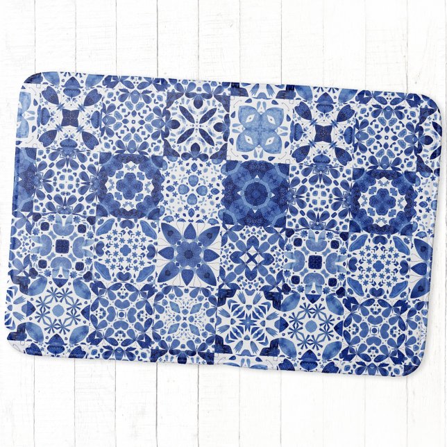 Medelhavets blå vita panel Mönster Badrumsmatta (Blue and white watercolor 
Mediterranean tile pattern bath mat)