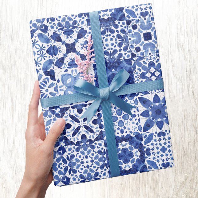 Medelhavets blå vita panel Mönster Presentpapper (Mediterranean tile pattern blue and white geometric watercolor gift wrap paper)