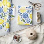 Medelhavs citroner blåa plattor presentpapper<br><div class="desc">En elegant design med blåa plattor som bakgrund och citroner.</div>