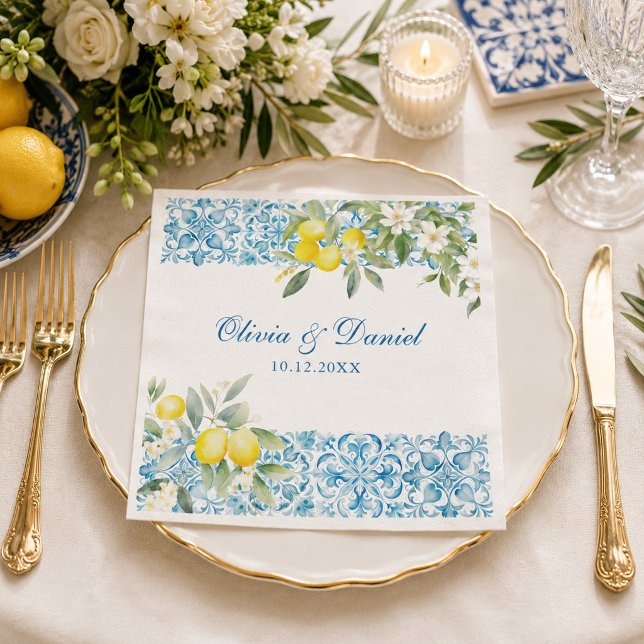 Medelhavsblå Kakel & Citron Bröllop Servett (Mediterranean Blue Tile & Lemon Wedding Napkin on an elegant mediterranean wedding dinner table)