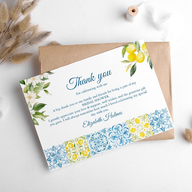 Medelhavsblå kakel och citroner Bröllopsdusch Tack Kort (Mediterranean Blue Tiles and Lemons Bridal Shower Thank You Card on a white boho table.)