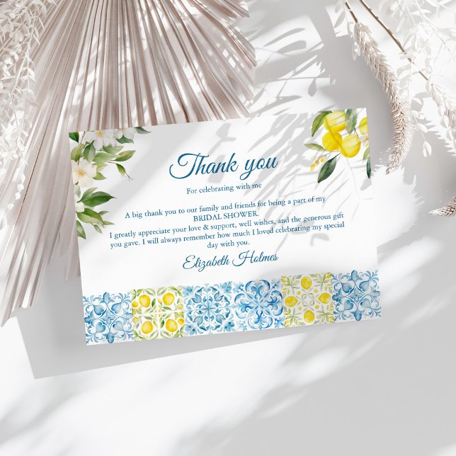 Medelhavsblå Klinker och Citroner Bröllopsdusch Tack Kort (Mediterranean Blue Tiles and Lemons Bridal Shower Thank You Card on a sunny white table.)