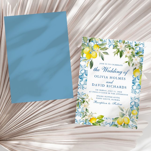 Medelhavsinspirerad blå kakel med citronmotiv kust inbjudningar (Mediterranean Blue Tiles and Lemon Wedding Invitation on a sunny white dry palm leaf.)