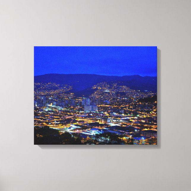 Medellin, Colombia i natt Canvastryck (Framsida)