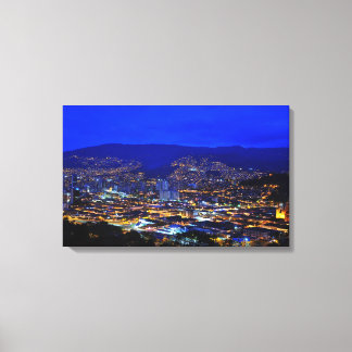 Medellin, Colombia i natt Canvastryck