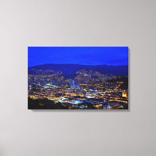 Medellin, Colombia i natt Canvastryck (Framsida)
