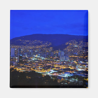 Medellin, Colombia i natt Magnet