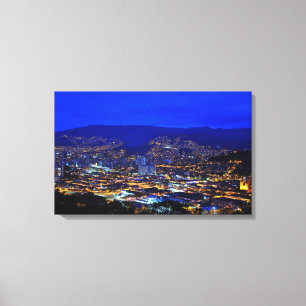 Medellin Colombia på natten Canvastryck