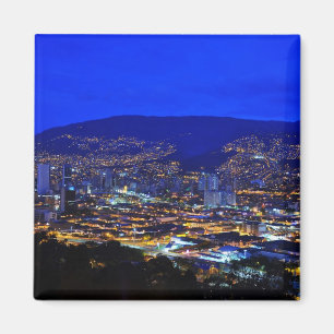 Medellin Colombia på natten Magnet
