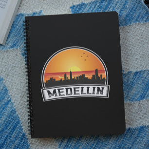 Medellin Colombia Sunset Skyline City Logotyp Anteckningsbok