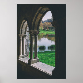 Medeltida gotisk 1300-tals klostergård vid en sjö poster