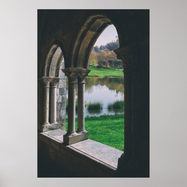 Medeltida gotisk 1300-tals klostergård vid en sjö poster (Framsidan)