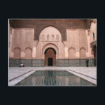 Medersa ben Youssef Vykort<br><div class="desc">Ben Youssef Madrasa var ett islamiskt kollegium i Marrakech. det grundades under Marinid-perioden (1400-talet) av Marinid sultan Abu al-Hassan och var allierad med den angränsande Ben Yousssef-moskén. Byggnaden av madrasa, som det är nu, har byggts (åter)av Saadian Sultan Abdallah al-Ghalib (1557-1574). Det är det största Medrasa i hela Marocko, det...</div>