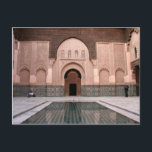 Medersa ben Youssef Vykort<br><div class="desc">Ben Youssef Madrasa var ett islamiskt kollegium i Marrakech. det grundades under Marinid-perioden (1400-talet) av Marinid sultan Abu al-Hassan och var allierad med den angränsande Ben Yousssef-moskén. Byggnaden av madrasa, som det är nu, har byggts (åter)av Saadian Sultan Abdallah al-Ghalib (1557-1574). Det är det största Medrasa i hela Marocko, det...</div>