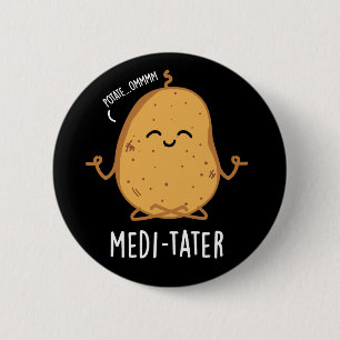 Medi-tater Funny Meditating Potato Pun Mörk BG Knapp