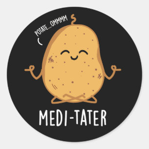 Medi-tater Funny Meditating Potato Pun Mörk BG Runt Klistermärke