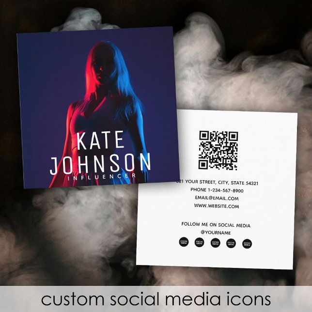 Media i Modern Chic Influencer Photo QR Code Socia Fyrkantigt Visitkort (Modern Chic Influencer Photo QR Code Social Media Square Business Card)
