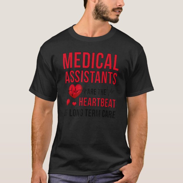 Medical Assistants Are The Heartbeat Med Assistant T Shirt (Framsida)