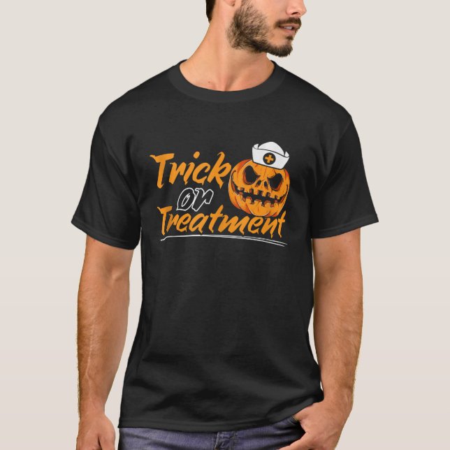 Medical Halloween Bus eller godis Healthcare Dokto T Shirt (Framsida)