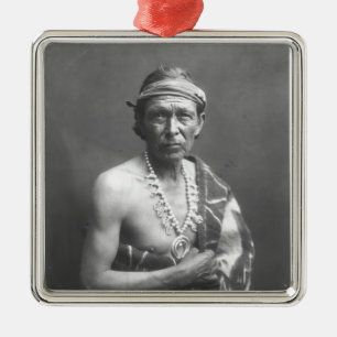 Medicinmanen, c.1915 julgransprydnad metall