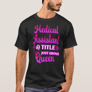 Medicinsk assistent, en titel precis ovanför drott t shirt
