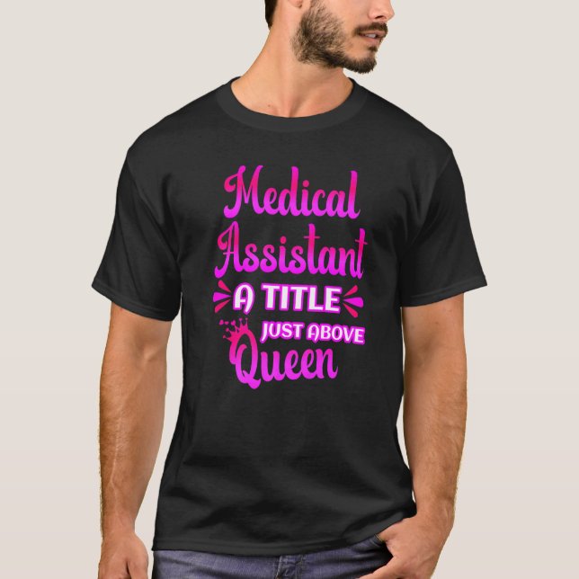 Medicinsk assistent, en titel precis ovanför drott t shirt (Framsida)