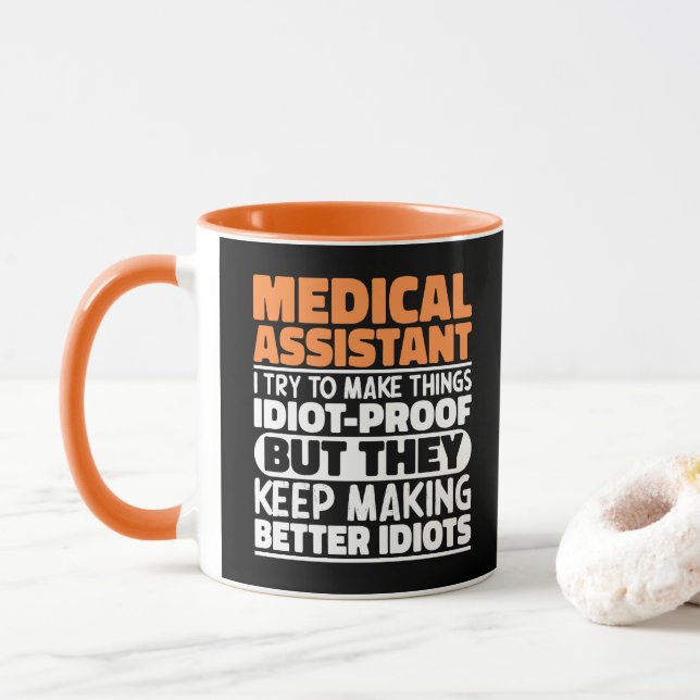 Medicinsk assistent jag försöker göra saker roliga mugg (Med munk)